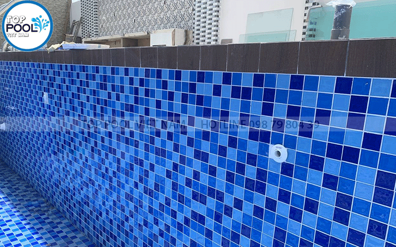 ốp gạch mosaic hồ bơi